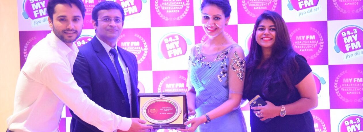 Dr. Varun Chouhan receiving the MY FM Healthcare Excellence Award for excellence in joint replacement surgery