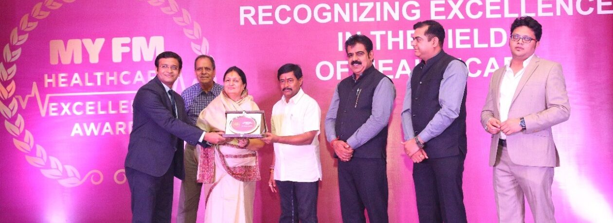 Dr. Varun Chouhan honoured on stage at the MY FM Healthcare Excellence Awards ceremony